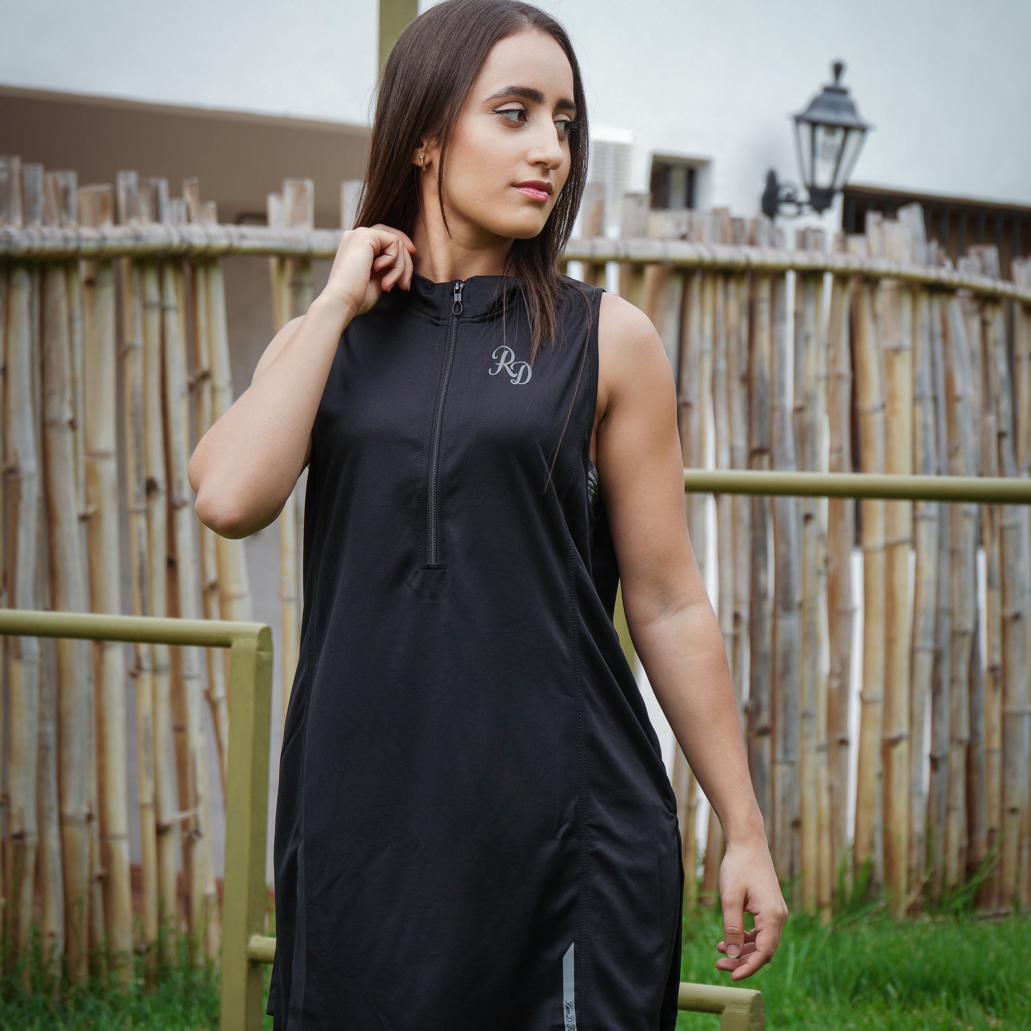 سترة رياضية متواضعة باللون الأسود