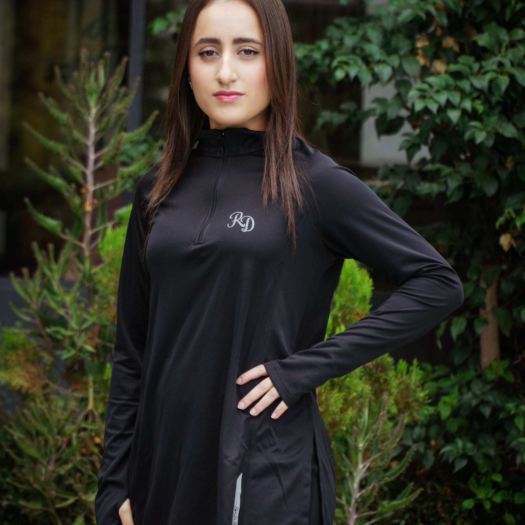 بلوزة رياضية محتشمة باللون الأسود