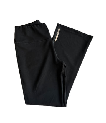 الجزء السفلي متسع باللون الأسود