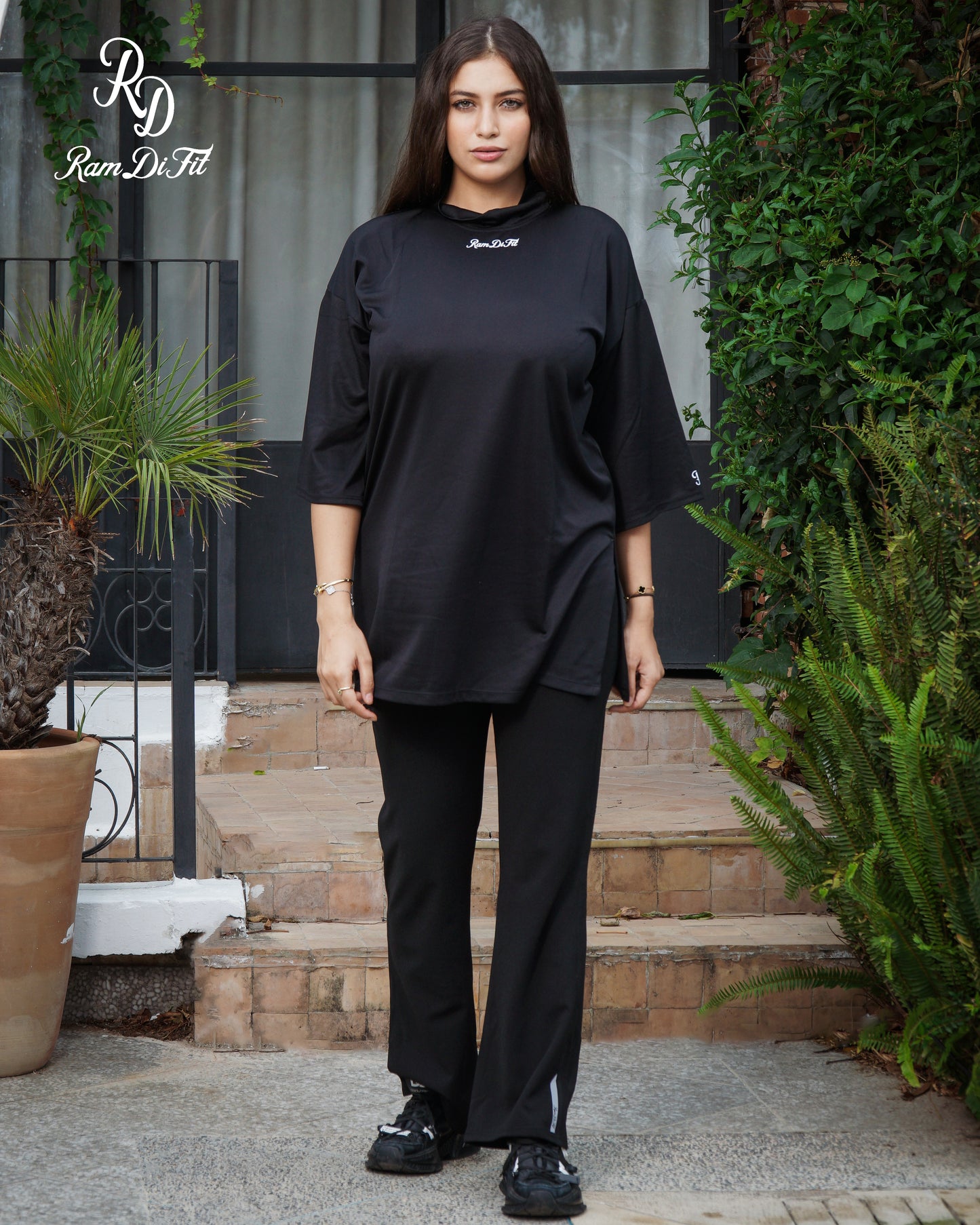 Modest Sports T-shirt Oversized  in Black