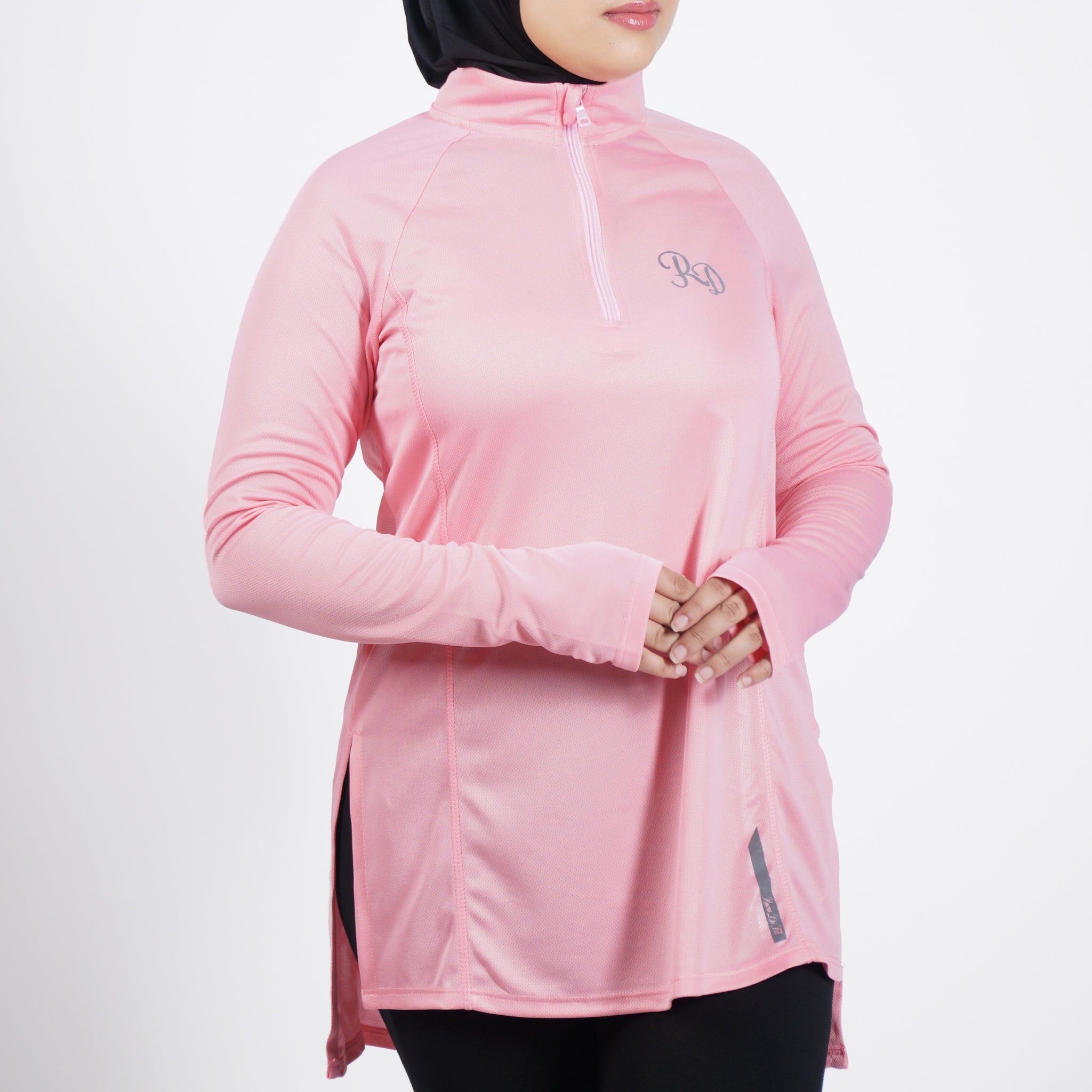 بلوزة رياضية محتشمة باللون الوردي